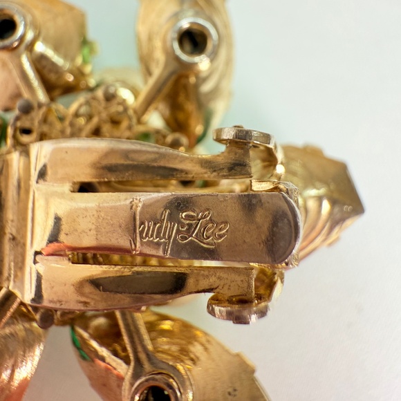 Signed Judy Lee Green Glass w/Uranium Faux Pearl and Green AB Clip Earrings - Picture 5 of 12